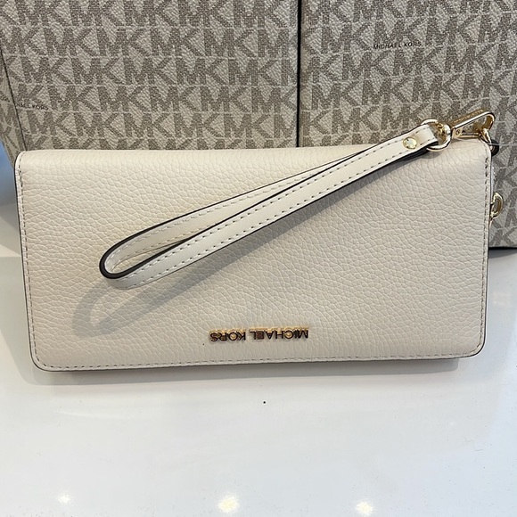 MICHAEL KORS
Leather Continental Wristlet Phone Case Wallet 
Light Cream 
NWT - Picture 16 of 16